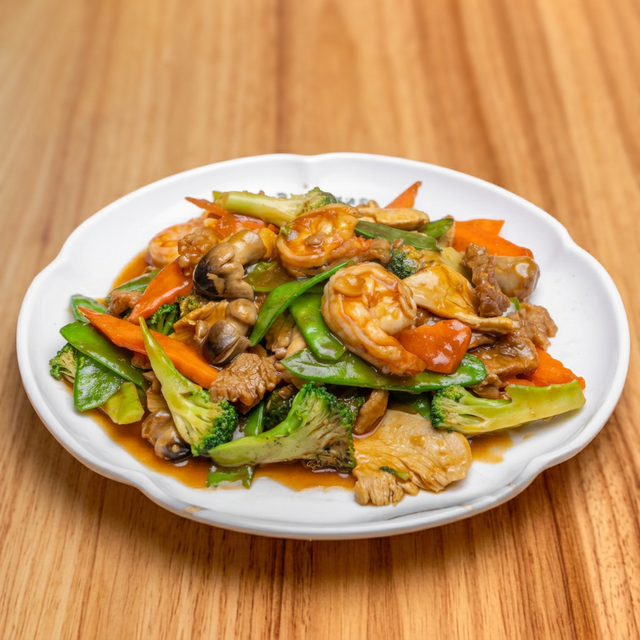 Ls16 炒三鮮 Shrimp, Beef, & Chicken with Mixed Vegetables.