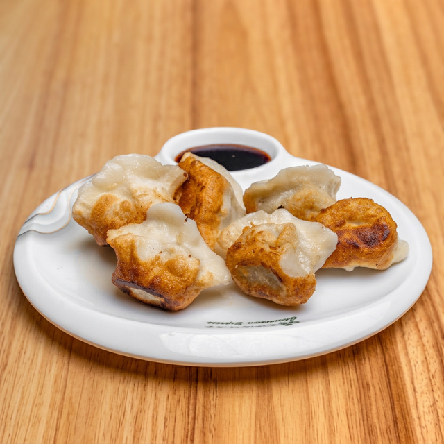 九贴 Pork Fried Dumpling.